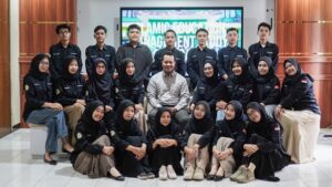 Kekompakan Mahasiswa MPI Semester 6 dalam Momen Studio Foto Bersama Wali Dosen