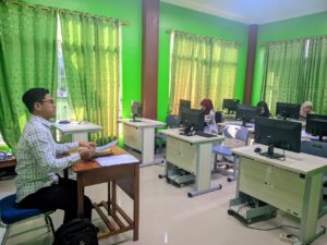 UAS Hari Pertama Kelas Karyawan STIT Tunas Bangsa Banjarnegara Berjalan Tertib dan Kondusif